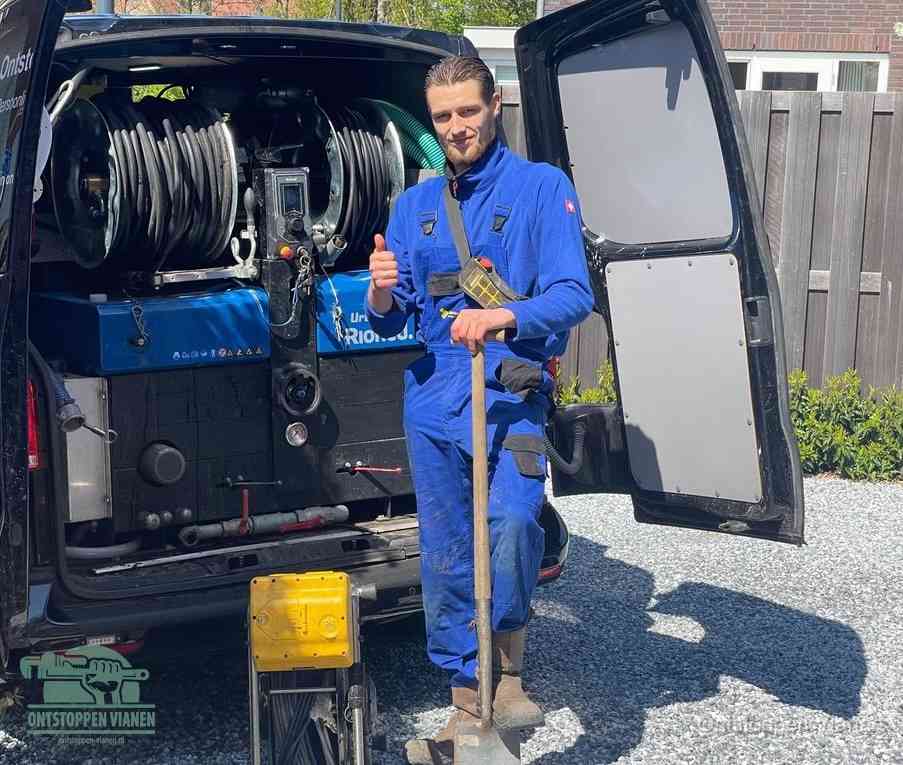 Een tevreden monteur met opgestoken duim naast de bestelbus, slim ingrijpen bespaart kosten bij een verstopte afvoer in Vianen
