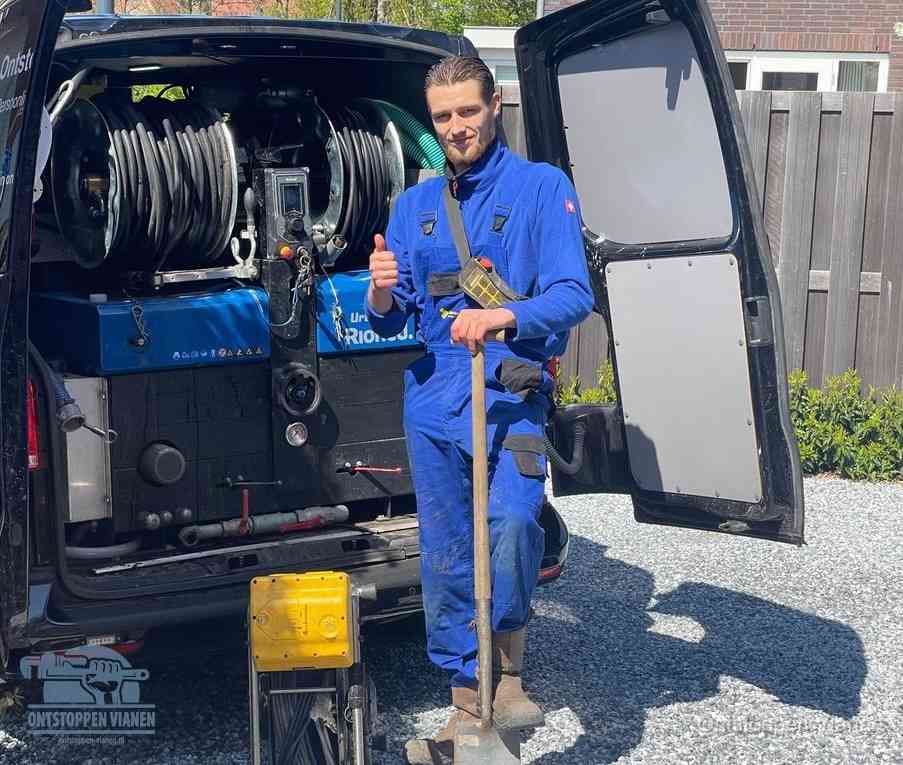 Een tevreden monteur met opgestoken duim na een geslaagde klus, slim ingrijpen bespaart kosten bij een verstopte wc in Vianen