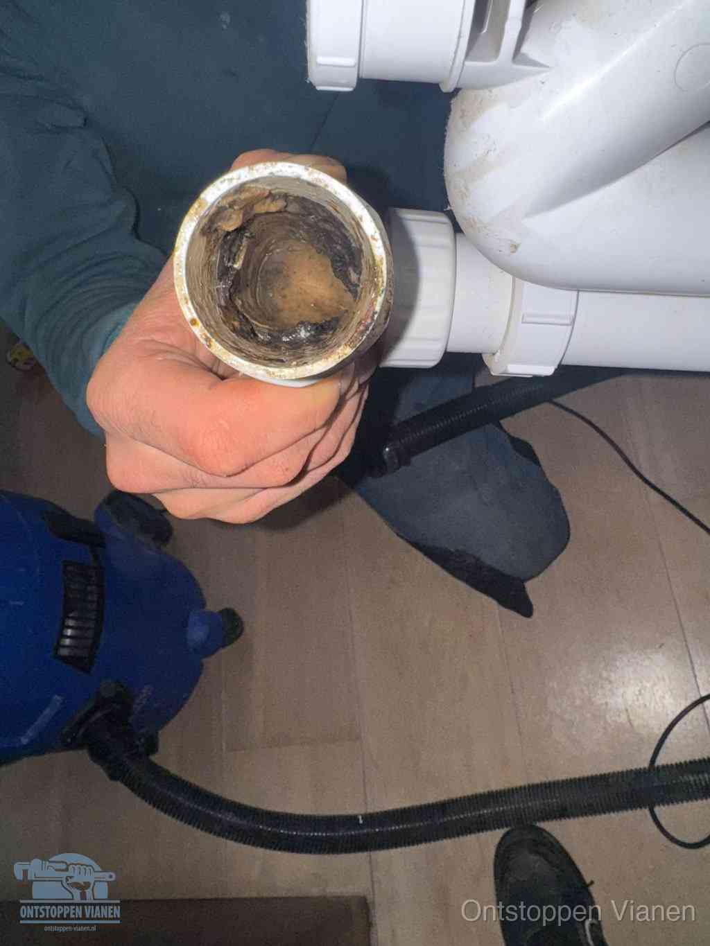 Een losgekoppeld afvoerbuisstuk dat van binnen volledig is dichtgeslibd, het gevolg van een verstopping te lang laten zitten in Vianen