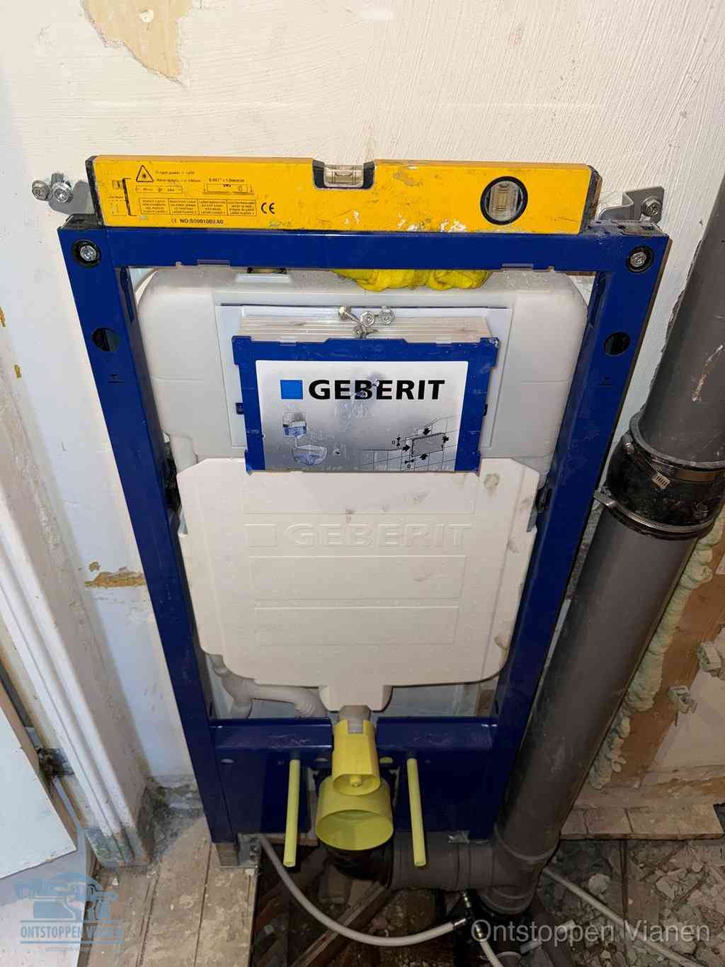 Een Geberit inbouwreservoir met frame voor een hangtoilet tegen de wand, met de afvoerbocht naar de vloer, kenmerkend voor een verstopt hangtoilet in Vianen