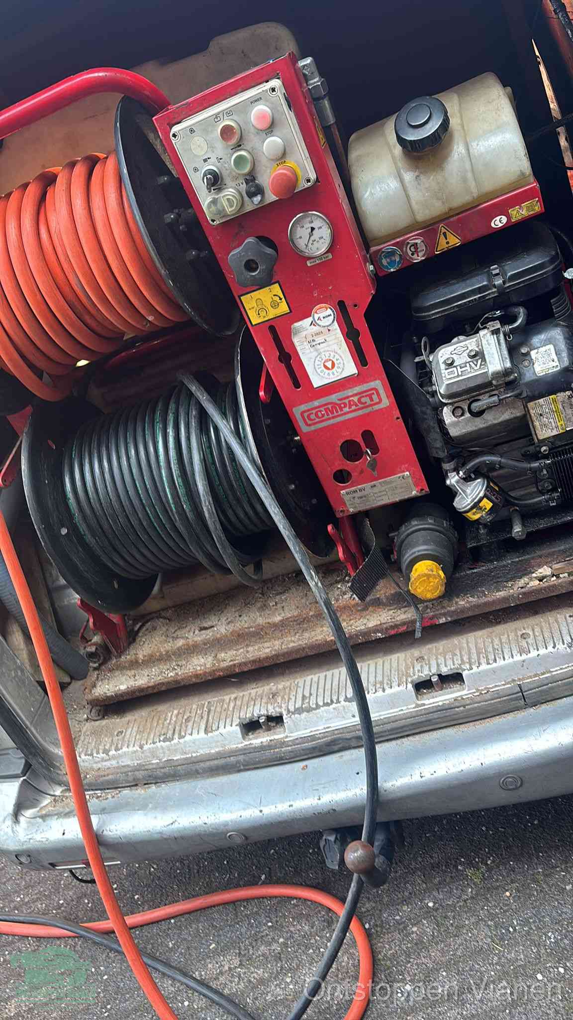 Een rood hogedruk-rioolreinigingstoestel in de laadbak van de bedrijfsbus, apparatuur voor een hardnekkige afvoerverstopping in Vianen