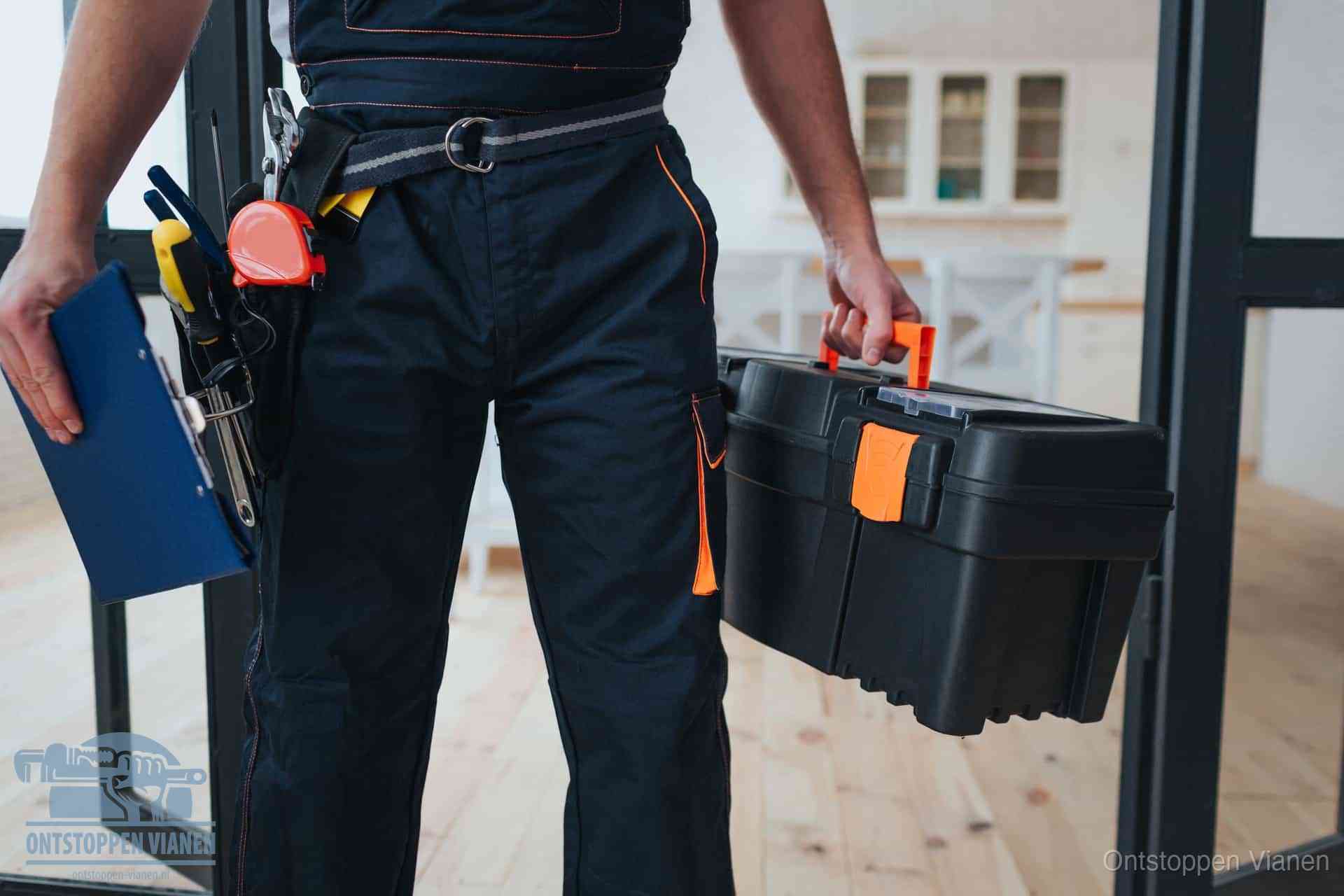 Een monteur met gereedschapsriem en klembord, klaar om een transparante prijs voor het wc ontstoppen in Vianen te geven