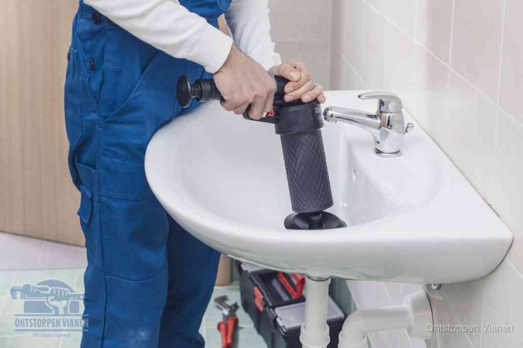 Een te ruwe doe-het-zelf poging met een handmatige perslucht-ontstopper op een sanitair-afvoer, een van de veelgemaakte fouten bij wc ontstoppen in Vianen