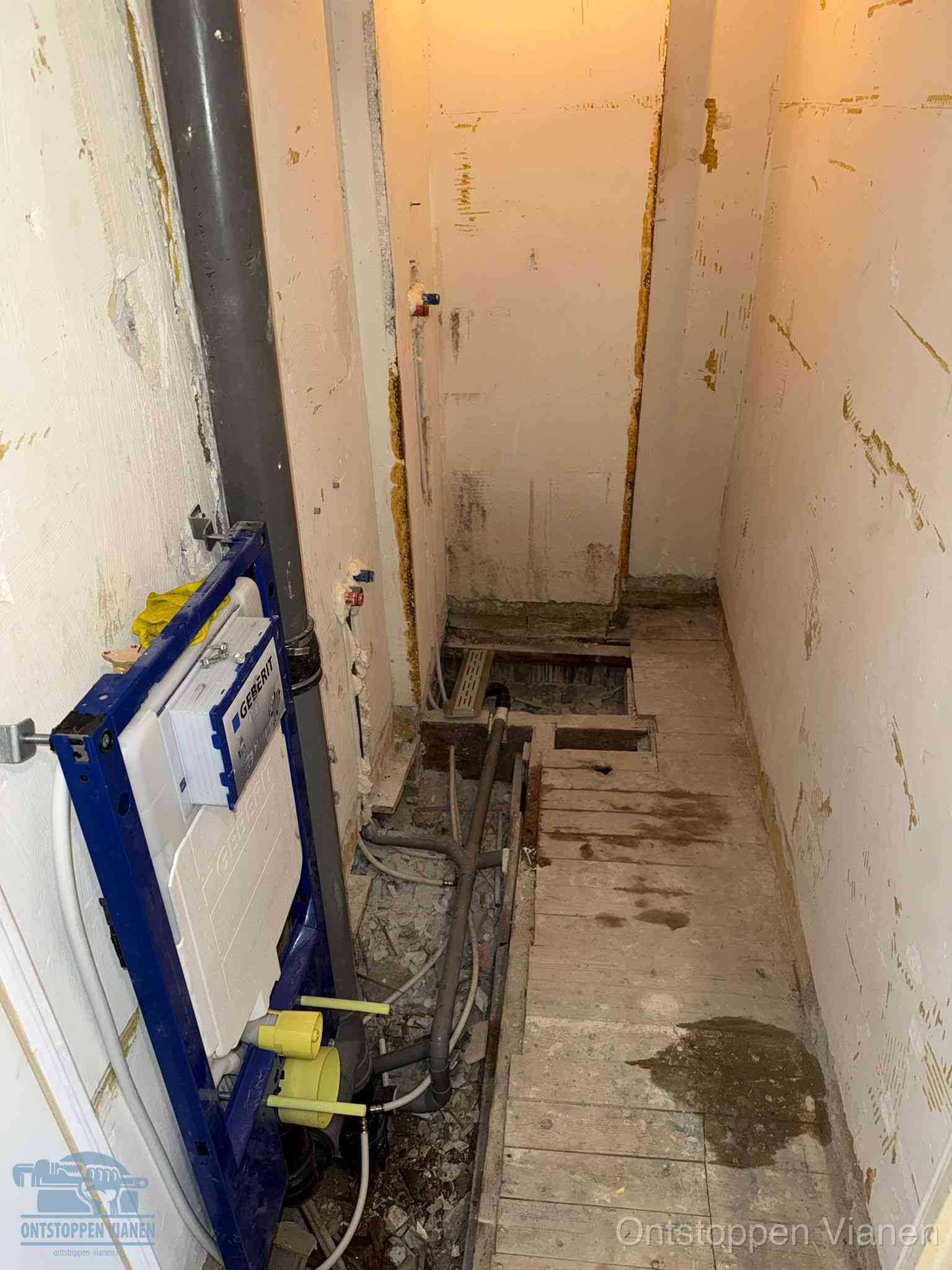 Een opgebroken toiletruimte tijdens renovatie met een Geberit inbouwreservoir en blootliggende oude afvoerleidingen, typisch voor oudere woningen in Vianen